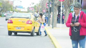 La bajada de bandera de taxis se va a 132,30 pesos en Neuquén