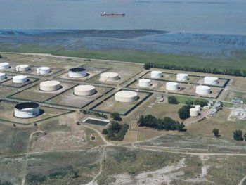 La terminal de Oiltanking en Puerto Rosales, uno de los puntos almacenamiento  y exportación de petróleo en Argentina.