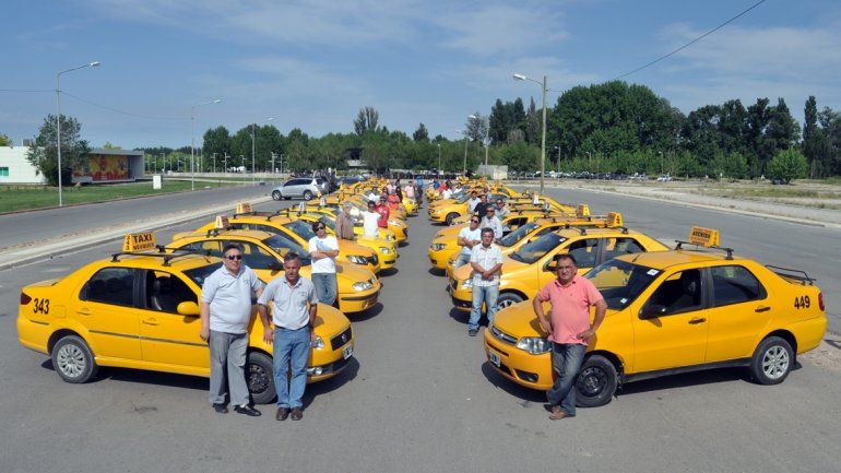 En Neuquén hay 750 licencias de taxi otorgadas por la Municipalidad. En diez horas de trabajo durante el día