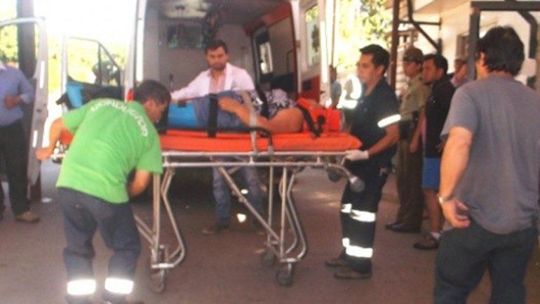 El Corsa quedó destruido tras el impacto contra el colectivo. A la izquierda