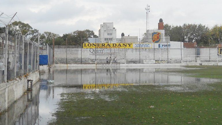 La intensa lluvia dejó sin acción al fútbol neuquino.