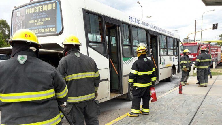 Susto: hubo un principio de incendio en un colectivo con pasajeros en Centenario