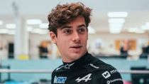 franco colapinto firmo una bandera y revelo que espera de su futuro en la f1