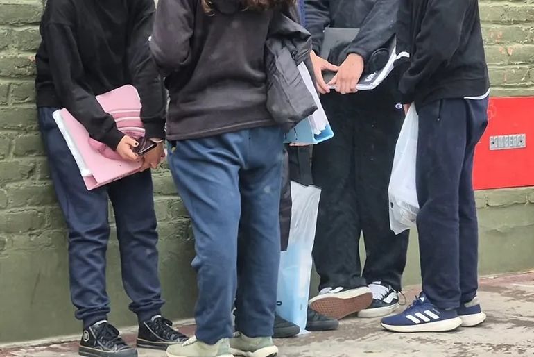 Estudiantes van a las escuelas con bolsas transparentes o útiles en la mano. Foto: Diario Andino Estudiantes van a las escuelas con bolsas transparentes o útiles en la mano. Foto: Diario Andino