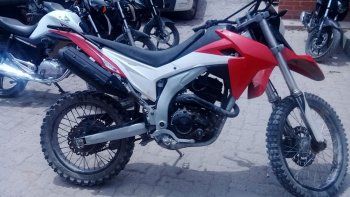 hallo la moto robada de su hijo, monto guardia y aviso a la policia