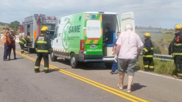 Varias dotaciones de bomberos y ambulancias intervinieron en el accidente, lograron rescatar a una menor con vida. Varias dotaciones de bomberos y ambulancias intervinieron en el accidente, lograron rescatar a una menor con vida.