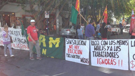 Ex obreros de MAM reclaman una audiencia y cortan calle Belgrano
