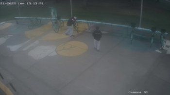 Indignante: destruyeron las bicicletas municipales en la Isla 132 y quedaron grabados