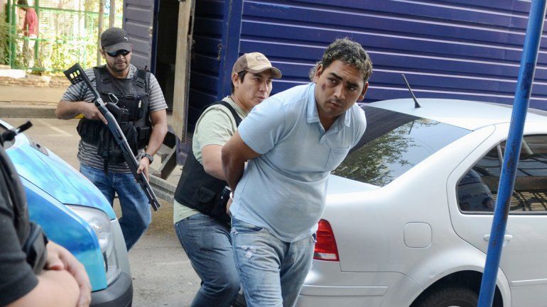 El líder de Los Champú violentó la puerta de la casa y baleó a la mujer.