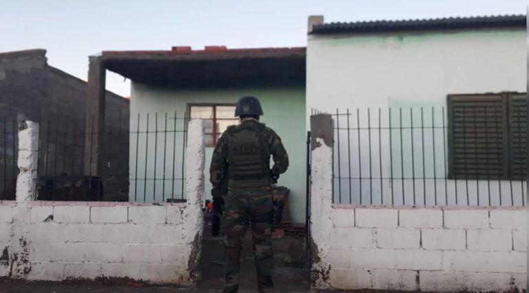 Este miércoles, luego de que se entregara uno de los agresores, la policía realizó cuatro allanamientos en Rawson. Este miércoles, luego de que se entregara uno de los agresores, la policía realizó cuatro allanamientos en Rawson.