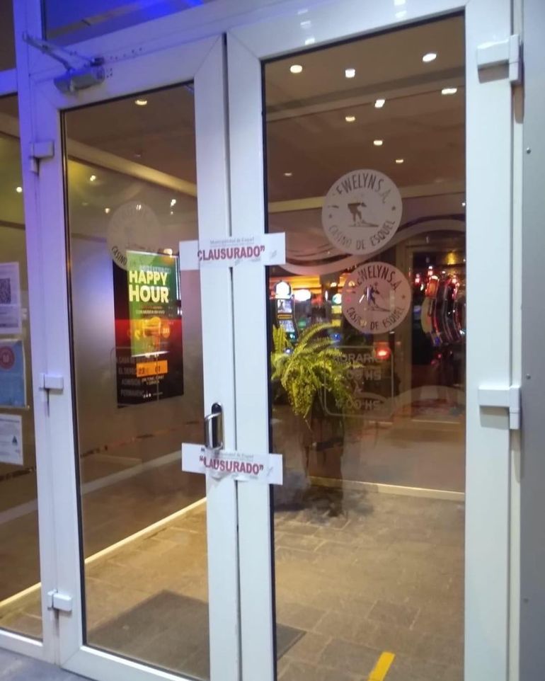 El casino de Esquel, con la faja de clausura en una de sus puertas. El casino de Esquel, con la faja de clausura en una de sus puertas.
