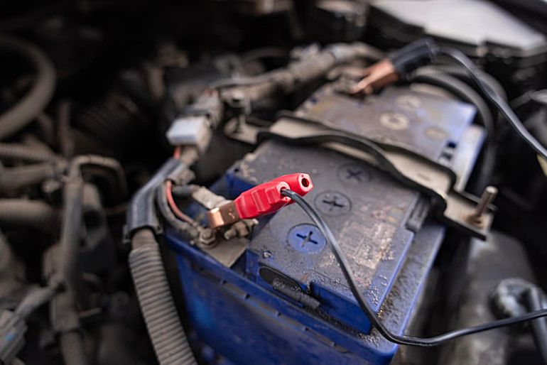 Medir el voltaje ayuda a conocer en qué etapa de su vida útil está la batería. Medir el voltaje ayuda a conocer en qué etapa de su vida útil está la batería.