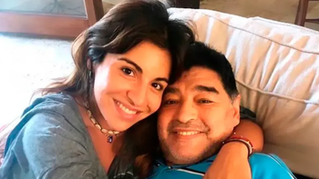La señal que le da Maradona a su hija Gianinna La señal que le da Maradona a su hija Gianinna