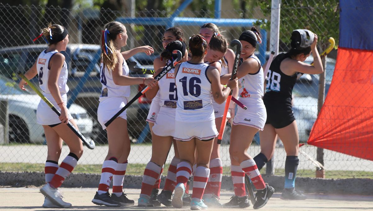 El torneo de hockey inició con mucha acción este jueves. Gentileza: Fabián Ceballos.