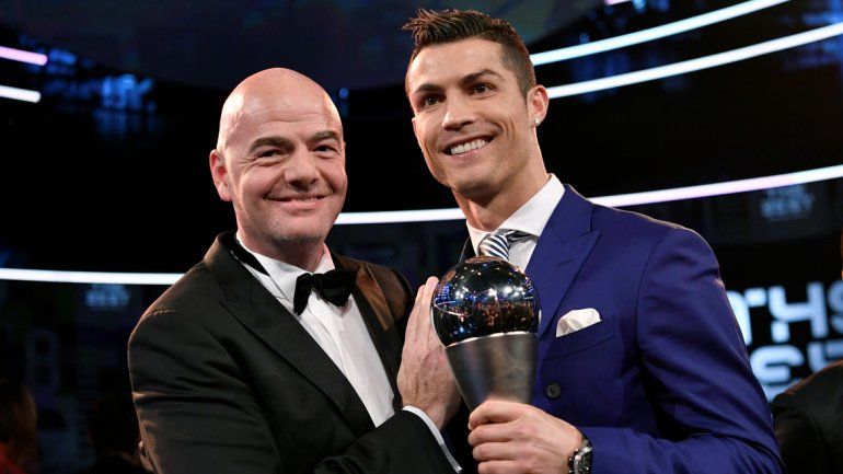 Infantino fue el encargado de anunciar a Cristiano como mejor jugador del año. Maradona le entregó el premio a Ranieri