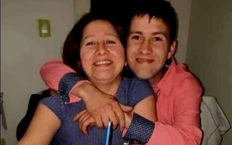 Silvia Nieva con su hijo Damián Sena, asesinado en 2021: la muer recordó que luego del crimen, Cárdenas estuvo 8 meses prófugo y fue hallado en Mar del Plata, viviendo bajo una falsa identidad. Silvia Nieva con su hijo Damián Sena, asesinado en 2021: la muer recordó que luego del crimen, Cárdenas estuvo 8 meses prófugo y fue hallado en Mar del Plata, viviendo bajo una falsa identidad.