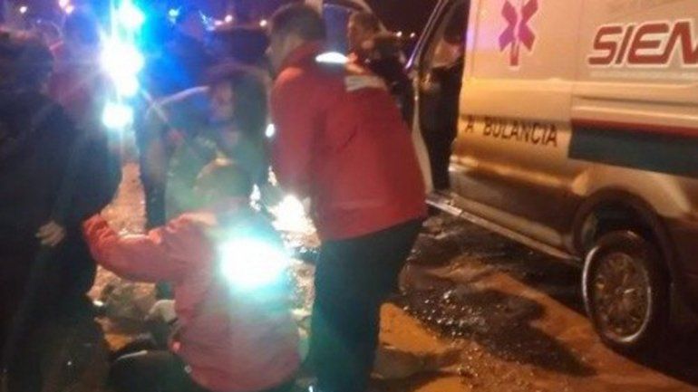 Personal del SIEN asiste al joven tras la larga caída de la meseta.