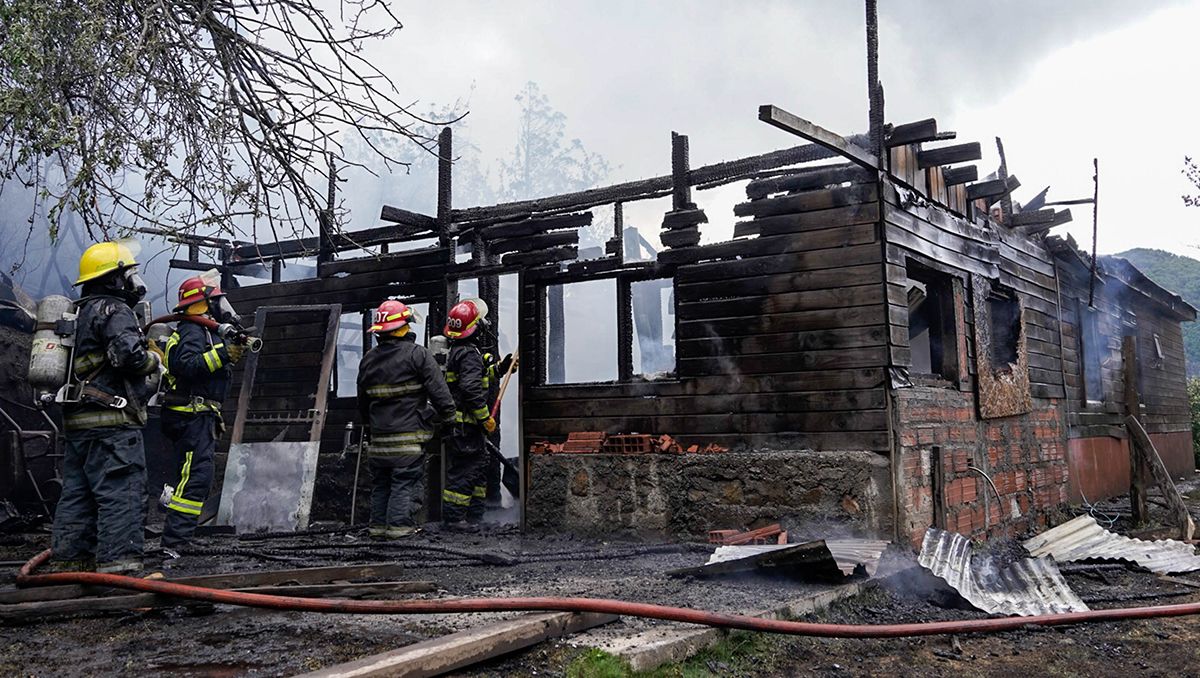 Una casa ardió en el camino Arrayanes