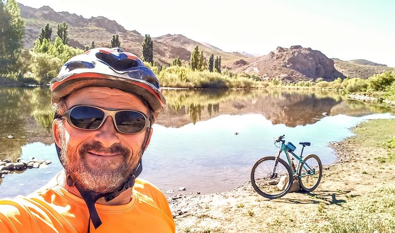 Miguel Sprumont, trovador, ciclista de Andacollo e impulsor de esta iniciativa para apoyar el reclamo de pacientes oncológicos del norte neuquino. 