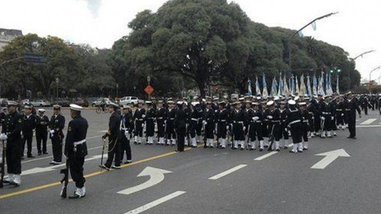 Miles de personas acompañan el desfile militar en Buenos Aires