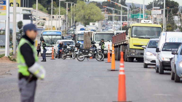 Por mantenimiento, cortan el puente viejo y el cruce es un caos