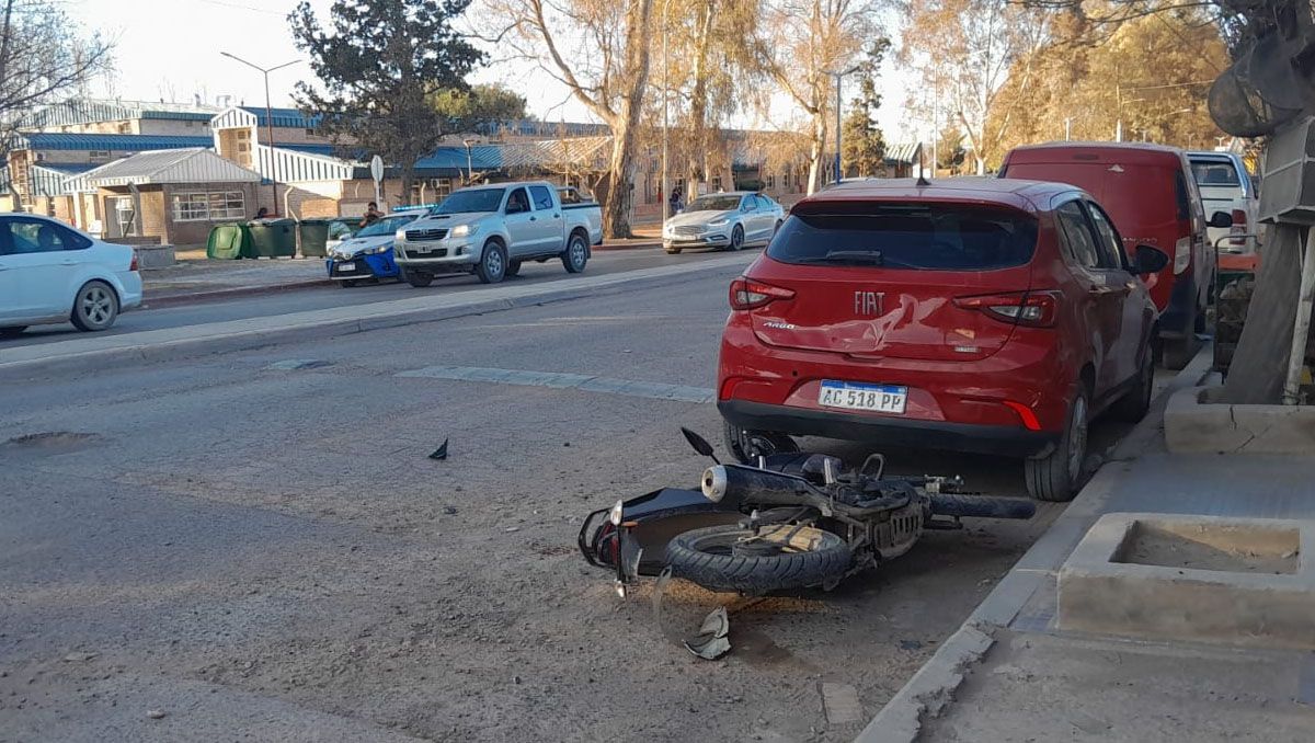 Un motocilista chocó contra un auto estacionado frente al Hospital de Centenario,
