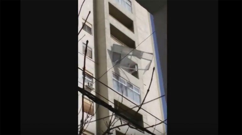 Un vidrio de un edificio estalló por el viento