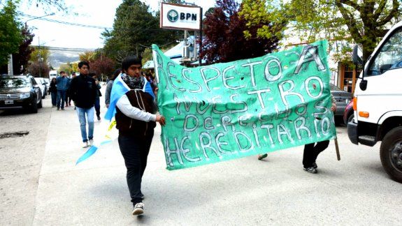 Polémica y marcha en Junín de los Andes por una orden de desalojo