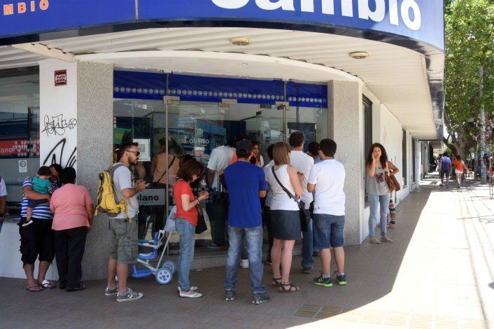 Largas colas en los bancos y casas de cambio de Neuquén para comprar dólares