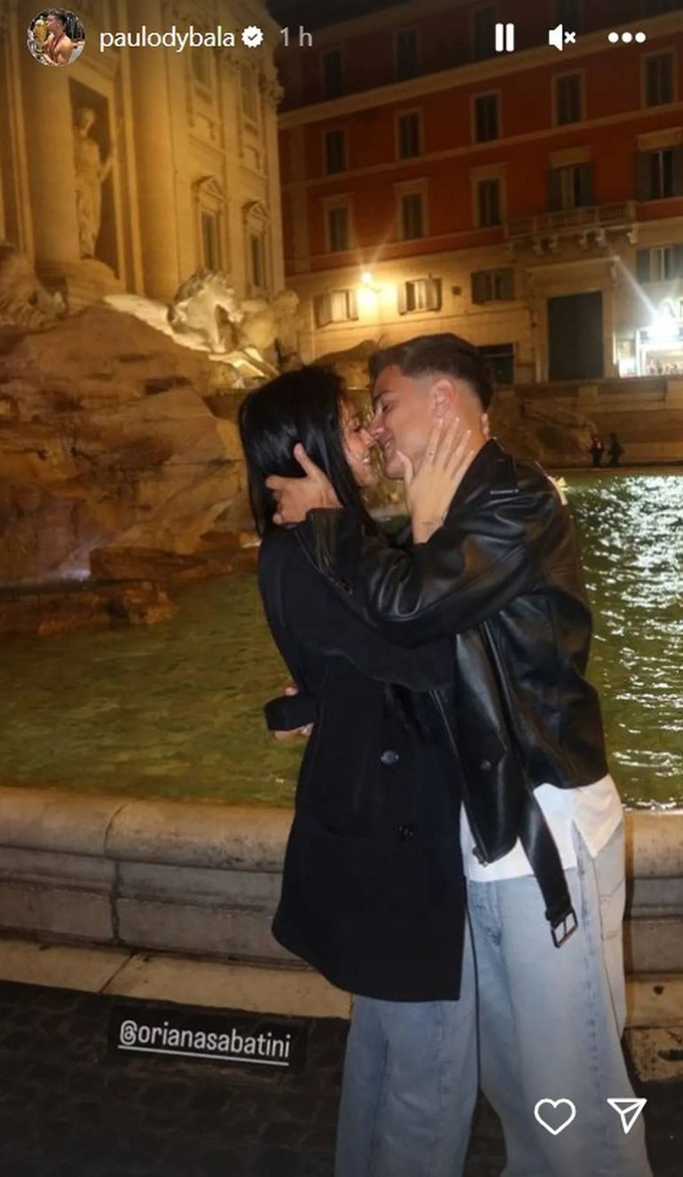 Paulo Dybala le pidió matrimonio a Oriana Sabatine en una emblemática fuente de Italia. Paulo Dybala le pidió matrimonio a Oriana Sabatine en una emblemática fuente de Italia.