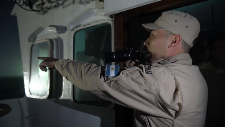 Un buque potero extranjero capturado navegando a baja velocidad dentro de la Zona Económica Exclusiva Argentina. Foto: Argenports Un buque potero extranjero capturado navegando a baja velocidad dentro de la Zona Económica Exclusiva Argentina. Foto: Argenports