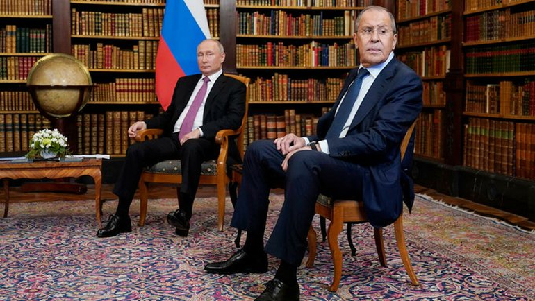 Serguei Lavrov junto a Putín.