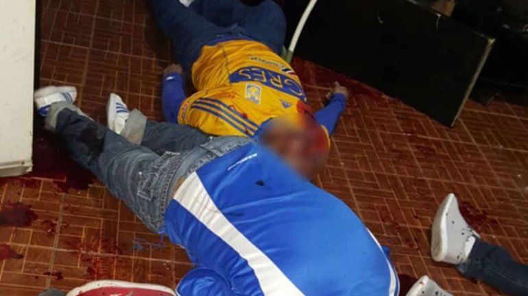 El grupo comando sorprendió a los hombres en medio del partido.