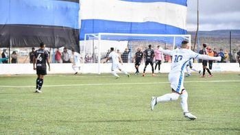 Carlos Esteves festeja su gol en el partido del domingo. Fotos: prensa Rincón 