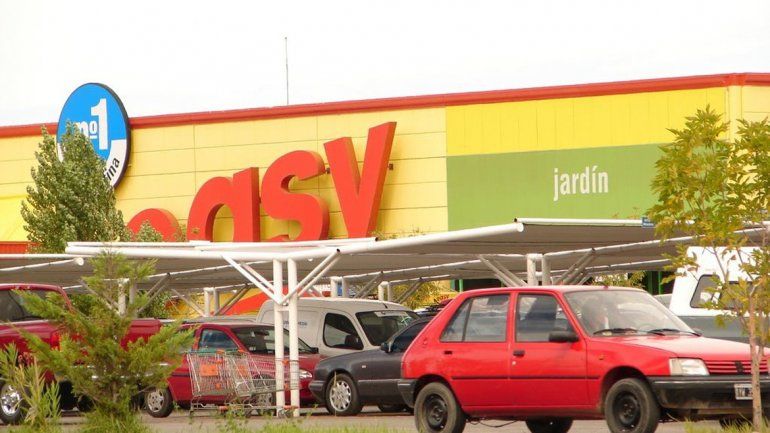 Atraparon a un comisario cuando robaba artículos en un híper de la construcción