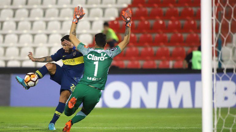 Carlitos Tevez entró al inicio del complemento y se dio el gusto de convertir un gol en una semana en la que se habló mucho de su relación con el entrenador Barros Schelotto.