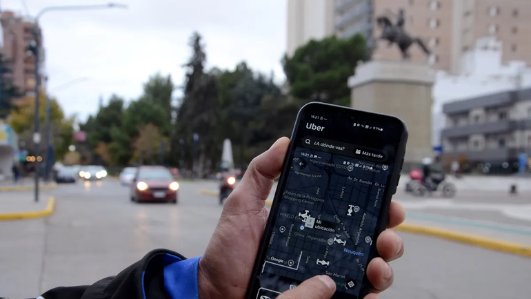 Uber aún no está reglamentado en la ciudad de Neuquén y esa dilación está generando inconvenientes.