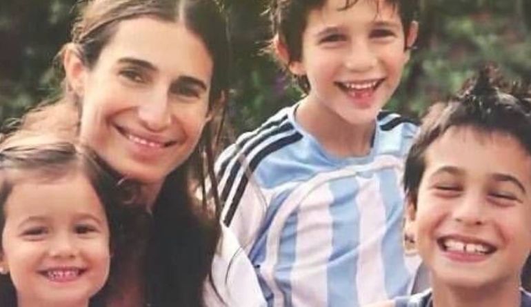 Romina Yan junto a sus 3 hijos.