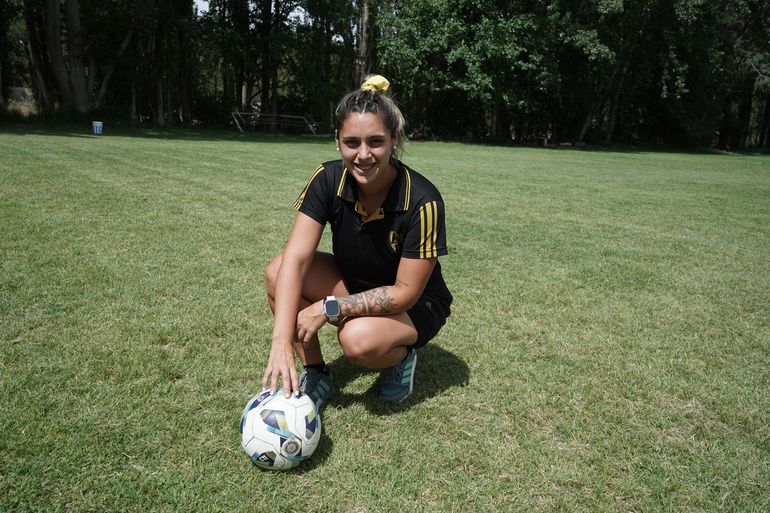 Fútbol femenino: Cecilia Acosta, la capitana decana de las mil batallas