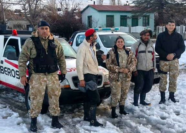 Integrantes del operativo junto con el peón rural rescatado en Santa Cruz. Integrantes del operativo junto con el peón rural rescatado en Santa Cruz.