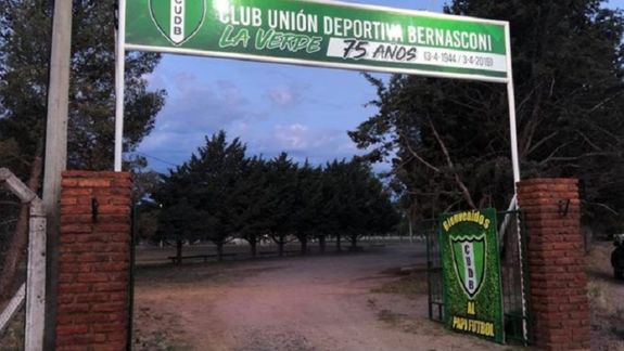 El partido que terminó en escándalo se disputó en el Club Unión Deportiva Bernasconi de esa ciudad de La Pampa.