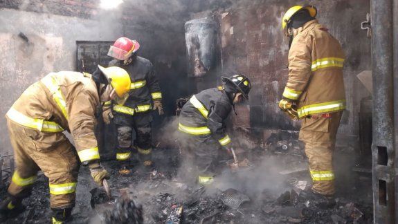 Incendio destruyó una casa y volvió a exponer la falta de autobomba
