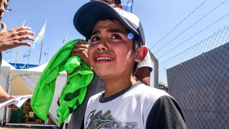 No paraba de llorar por el Chivo y se las ingenió para conocer a su ídolo