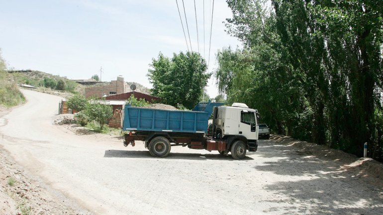 Por la bajada pasan camiones hacia barrios privados y abiertos en desarrollo.