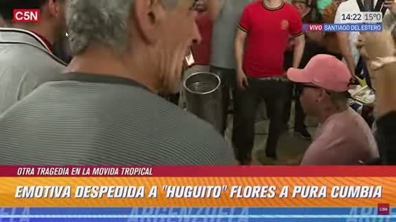 Al ritmo de la cumbia, los músicos y fans de Huguito Flores despidieron al cantante santiagueño en un multitudinario velatorio.