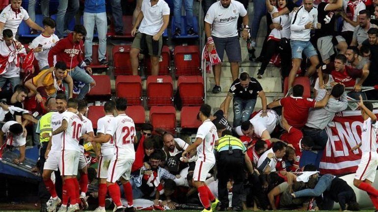Con el gol de Banega se vino abajo la tribuna