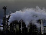 Vapor sale de chimenas en una planta de procesado de azúcar en Miranda de Ebro, el 14 de diciembre de 2018.  REUTERS/Vincent West