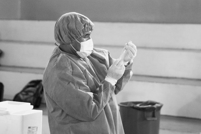 La OMS destacó que los países no pueden depender únicamente de las vacunas contra el coronavirus