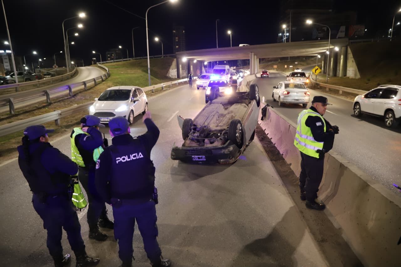 Impactante vuelco sobre la rotonda de Avenida Alfonsín y Leloir: el auto quedó con las ruedas para arriba