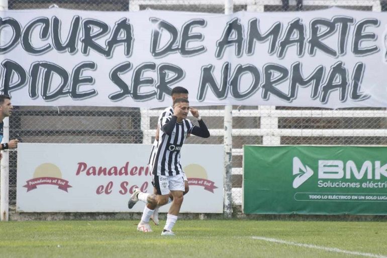 Liendo festeja su gol contra Círculo. Foto: Anahí Cárdena Liendo festeja su gol contra Círculo. Foto: Anahí Cárdena